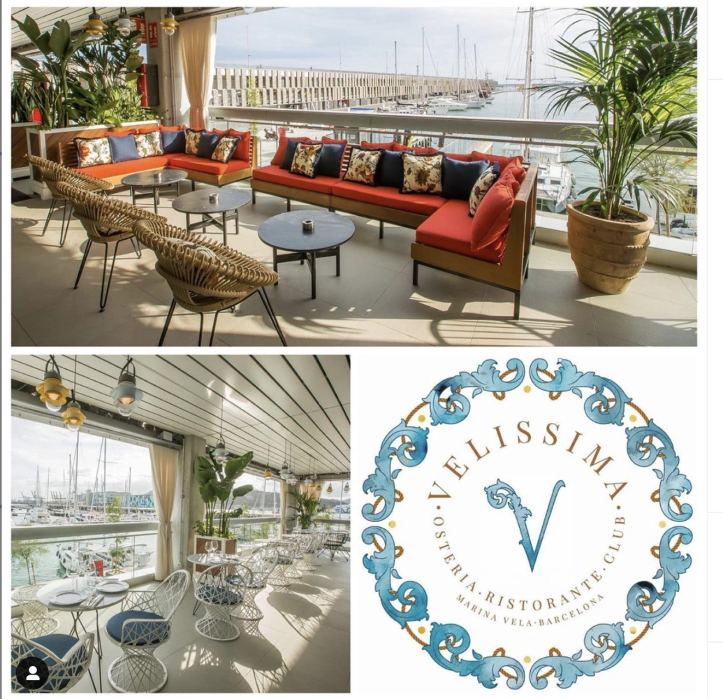 Terras van Velissima Osteria & Ristorante met uitzicht op Marina Vela in Barcelona, met opvallende rode en blauwe zitplaatsen en nautische decoratie.