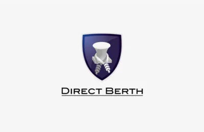 Logo von Direct Berth, das einen Schiffsanlegepfosten in einem dunkelblauen Schild über dem Firmennamen in fetten Großbuchstaben zeigt.