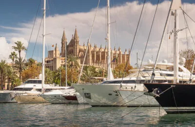 Luxusyachten im Hafen Moll Vell auf Mallorca mit der Kathedrale im Hintergrund.