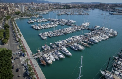 Luftaufnahme eines großen Yachthafens voller Yachten und Boote entlang der Uferpromenade einer Küstenstadt.