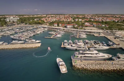 Luftaufnahme des Yachthafens Borik, der mit Yachten und Booten entlang der Adriaküste gefüllt ist.