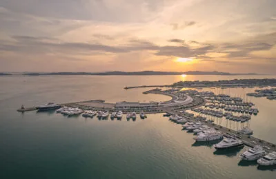 Luftaufnahme des mit Yachten gefüllten Yachthafens D-Marin Dalmacija bei Sonnenuntergang.