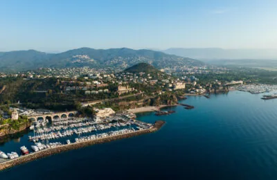 Luftaufnahme des Château de la Napoule und des umliegenden Jachthafens bei Cannes an einem sonnigen Morgen.
