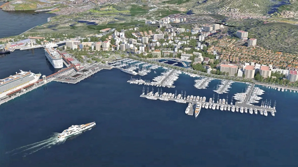 Luftaufnahme eines belebten Yachthafens mit zahlreichen Yachten und Kreuzfahrtschiffen, die in der Nähe einer Küstenstadt angedockt sind.