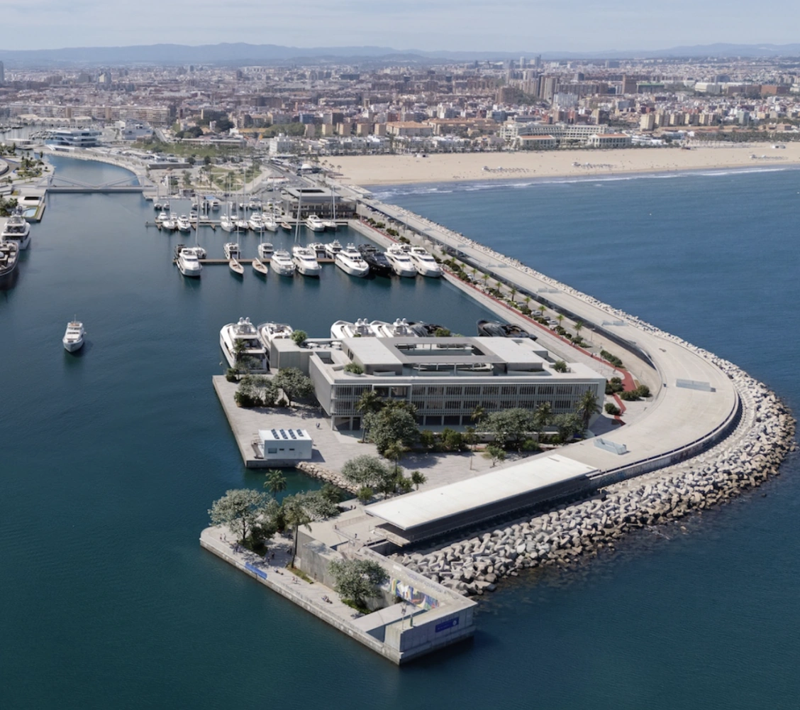 Luftaufnahme der Marina Port Valencia mit Yachten, die entlang der Küste inmitten einer pulsierenden Stadtlandschaft vor Anker liegen.